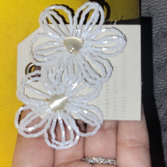 NWT Anthropologie Beaded floral Post earrings small - Picture 3 of 4